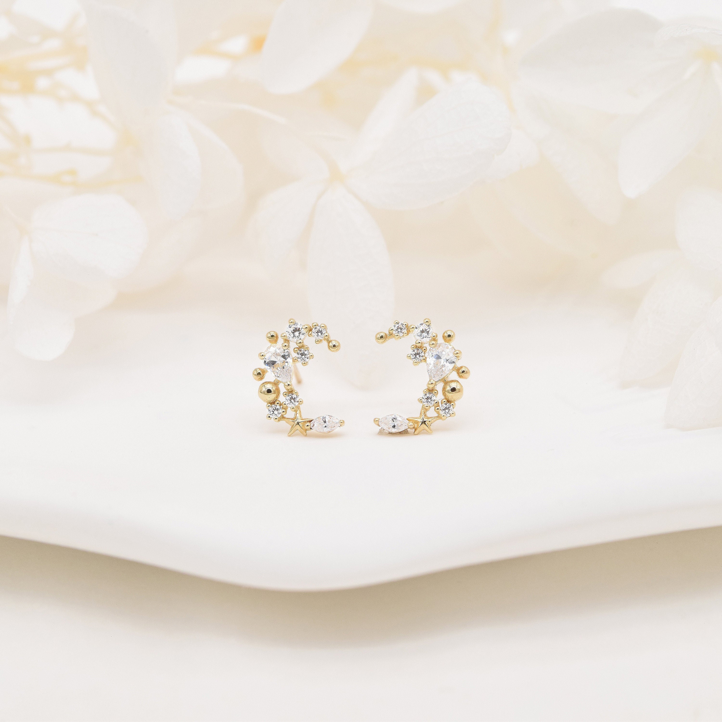 MOTHER'S WHITE QUARTZ STUDS