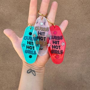 Curbs Hit Hot Girls、モーテルキーチェーン、キーチェーン、カーアクセサリー、女性用キーチェーン、キーチェーンの記念品、キーアクセサリー、彼女へのギフト、