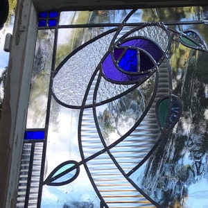 Glasmalerei im alten Fensterrahmen