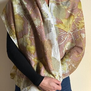 Sciarpe in pura seta, eco stampate, colori naturali, scialli eco-print, wool scarf eco printed, shawl eco dyed only natural botanical dye immagine 7