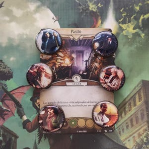 Puede incluir: Un conjunto de seis fichas redondas de metal que representan a diferentes personajes de un juego de mesa. Las fichas están dispuestas alrededor de una carta con el texto "Pasillo" y "LUGAR" impreso en ella. La carta tiene una imagen de fondo de un pasillo oscuro y misterioso.