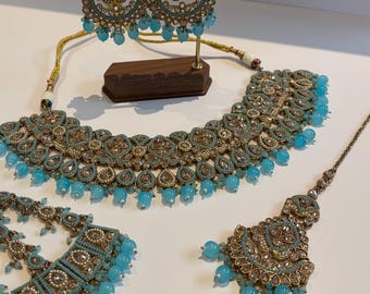 Ketting met omgekeerde polki set met bijpassende oorbellen, tikka en jhoomar. Damessieraden