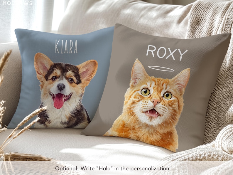 Puede incluir: Dos cojines decorativos con retratos de mascotas. Un coj&iacute;n presenta un perro Corgi con el nombre "Kiara" encima. El otro coj&iacute;n tiene un gato atigrado naranja con el nombre "Roxy" y un halo. Ambos cojines est&aacute;n sobre un sof&aacute; de color claro.