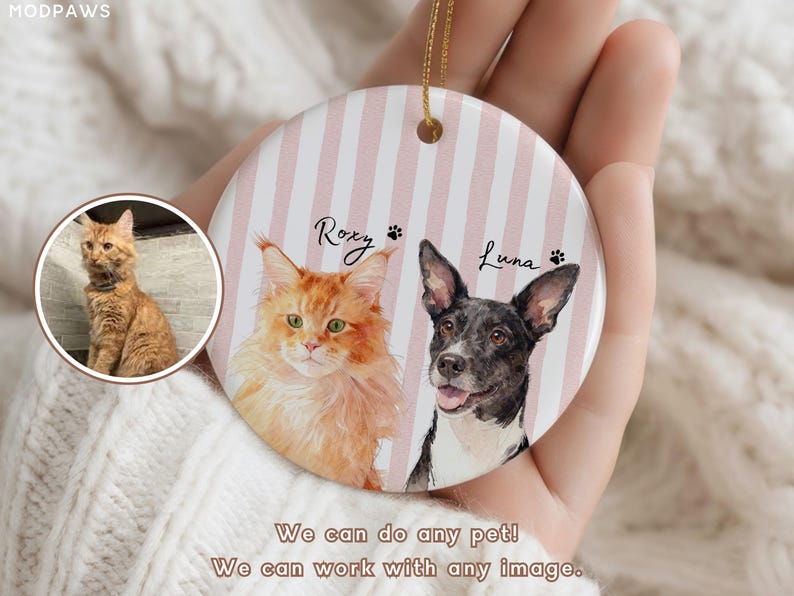 Pode incluir: Enfeite redondo e personalizado para animais de estima&ccedil;&atilde;o com retratos em aquarela de um gato chamado Roxy e um cachorro chamado Luna, em um fundo listrado rosa e branco. O enfeite tem uma corda dourada para pendurar. O texto "We can do any pet! We can work with any image."