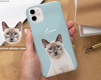 Op de afbeelding: Een lichtblauwe telefoonhoes met een afbeelding van een witte kat en de naam "Luna" erop gedrukt. De kat heeft blauwe ogen en een witte borst.