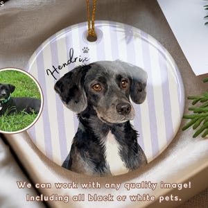 Pode incluir: Enfeite de cer&acirc;mica redondo com um retrato de um c&atilde;o preto e branco chamado Hendrix, em um fundo de listras lavanda e brancas. Uma foto menor do c&atilde;o est&aacute; em uma moldura circular. O enfeite tem uma corda dourada para pendurar.