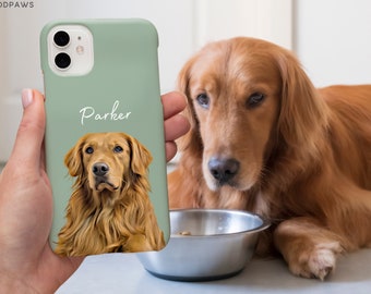 Op de afbeelding: Een groene telefoonhoes met een afbeelding van een golden retriever hond en de naam "Parker" erop gedrukt.