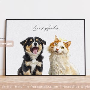 Op de afbeelding: Een ingelijste print met een hond en een kat. De hond is zwart, bruin en wit met zijn tong uit. De kat is wit en oranje met een halo. De tekst "Luna & Hendrix" staat boven de dieren. De print zit in een zwarte lijst.