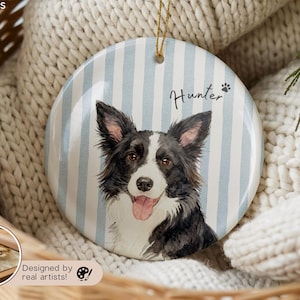 Pode incluir: Enfeite redondo de cer&acirc;mica com um retrato em aquarela de um c&atilde;o Border Collie preto e branco. O enfeite tem um fundo listrado azul claro e branco, o nome "Hunter" e uma pegada.