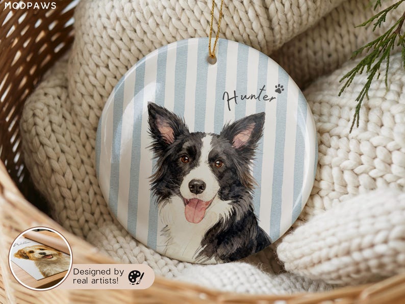 Pode incluir: Enfeite redondo de cer&acirc;mica com um retrato em aquarela de um c&atilde;o Border Collie preto e branco. O enfeite tem um fundo listrado azul claro e branco, o nome "Hunter" e uma pegada.