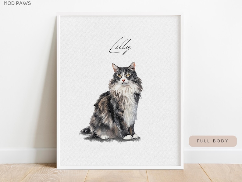 Op de afbeelding: Een ingelijste aquarelprint van een kat genaamd Lilly. De kat is een mix van grijs, zwart en wit, met lang haar. De print staat op een witte achtergrond en de lijst is wit. De woorden "Full Body" staan in een bruin rechthoek.