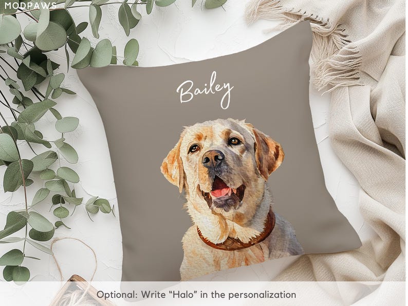 Puede incluir: Un coj&iacute;n decorativo cuadrado con un retrato en acuarela de un Labrador Retriever dorado. El perro lleva un collar marr&oacute;n y tiene el nombre "Bailey" en escritura blanca sobre su cabeza. El coj&iacute;n tiene un fondo gris neutro.
