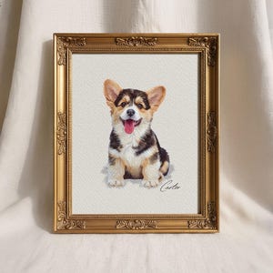 Pu&ograve; includere: Dipinto ad acquerello incorniciato di un cane Pembroke Welsh Corgi. Il cane ha un mantello tricolore marrone, nero e bianco. Il dipinto &egrave; in una cornice dorata ornata. Il cane &egrave; seduto con la lingua di fuori.