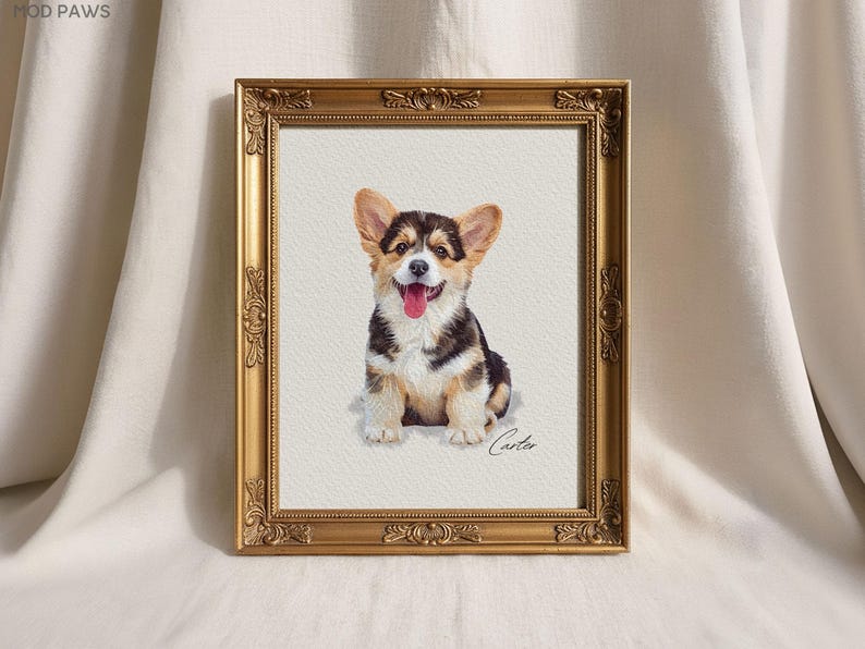 Pu&ograve; includere: Dipinto ad acquerello incorniciato di un cane Pembroke Welsh Corgi. Il cane ha un mantello tricolore marrone, nero e bianco. Il dipinto &egrave; in una cornice dorata ornata. Il cane &egrave; seduto con la lingua di fuori.