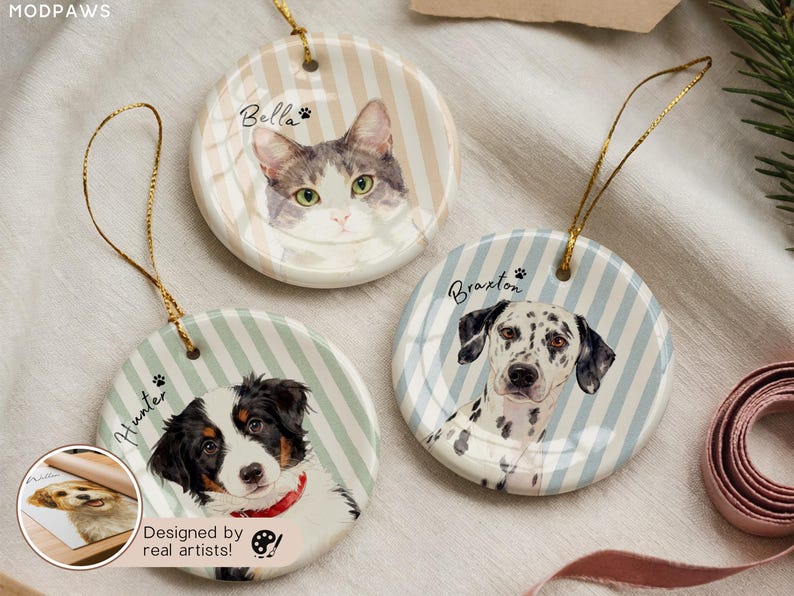 Pode incluir: Tr&ecirc;s enfeites de Natal redondos de cer&acirc;mica com retratos de animais de estima&ccedil;&atilde;o e cord&otilde;es dourados. Cada um apresenta um gato chamado Bella, um d&aacute;lmata chamado Braxton e um boiadeiro bern&ecirc;s chamado Hunter. Os enfeites t&ecirc;m um fundo listrado.