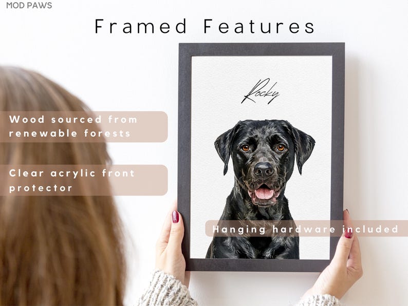 Op de afbeelding: Een ingelijst portret van een zwarte hond genaamd Rocky, in een zwart frame. De afbeelding wordt door een persoon vastgehouden. Het frame is gemaakt van hout uit hernieuwbare bossen, een heldere acryl bescherming en inclusief ophangmateriaal.