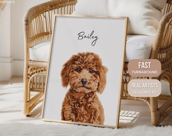 Op de afbeelding: Een rechthoekige ingelijste portretafdruk met een digitale illustratie van een bruine puppy met krullend haar. De naam Bailey is in zwarte schrijfletters boven de hond gedrukt. De lijst is dun en goudkleurig op een witte achtergrond.