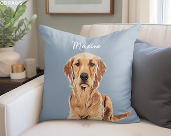 Puede incluir: Una almohada de color azul claro con el nombre "Maxine" impreso en letra blanca. Un perro golden retriever está ilustrado en la almohada, mirando directamente al espectador.