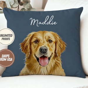 Puede incluir: Un coj&iacute;n cuadrado azul marino con un retrato de golden retriever y el nombre "Maddie" en escritura blanca. El perro tiene la lengua fuera. El coj&iacute;n est&aacute; sobre una superficie blanca. Tambi&eacute;n se ven dos insignias circulares.