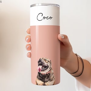 Peut inclure: Un gobelet cylindrique en acier inoxydable avec une section supérieure blanche et une section inférieure rose poudré. Le nom Coco est imprimé en écriture noire sur la zone blanche. Une illustration détaillée d'un chien est sur la zone rose.
