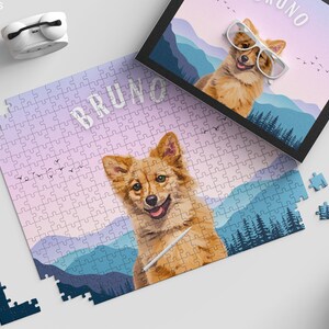Puede incluir: Un rompecabezas personalizado de perro con un perro marrón y blanco con el nombre "BRUNO" impreso en el rompecabezas. El rompecabezas tiene un fondo de paisaje de montaña con un esquema de color morado, azul y rosa.