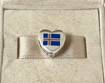 Dije de corazón exclusivo con la bandera de Islandia "I Love Islandia" de Pandora, joyería de plata de ley S925 para pulseras con esmalte mixto y caja de regalo