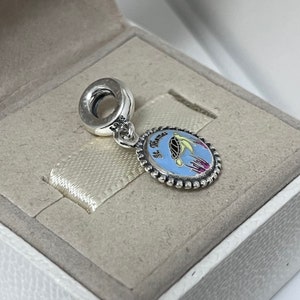 Puede incluir: Encanto de plata con un c&iacute;rculo de esmalte azul que presenta una tortuga marina y el texto "St. Thomas".