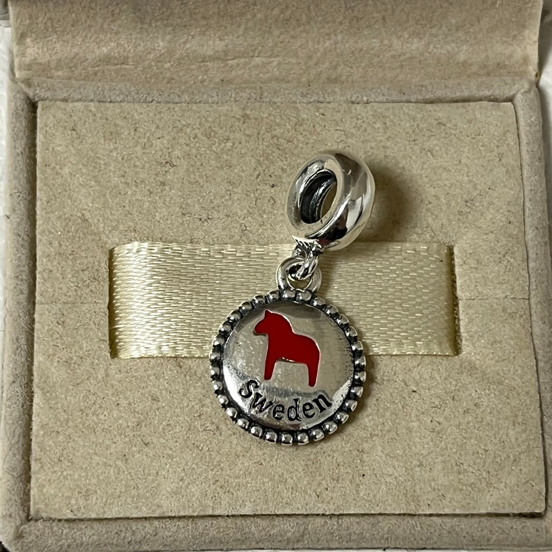 pandora-schweden-schriftzug-sweden-dalapferd-dala-horse-dangle-charm
