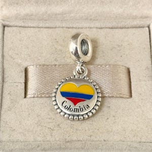 Pandora Colombia Hjärtflagga Dingla Charm Hängsmycke S925 Silver Smycken för Armband för Halsband Blandad Emalj med Presentask