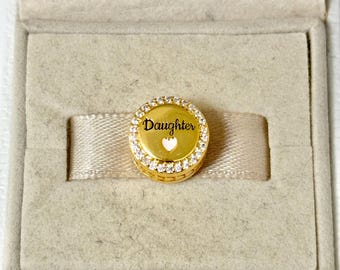 Ekskluzywny wisiorek Pandora Love Daughter Bead, pozłacany, biżuteria podróżna, do bransoletki lub naszyjnika, emalia mieszana, w pudełku prezentowym