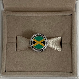 Charm exclusivo de Pandora con la bandera de Jamaica, de plata de ley S925. Charms para pulsera, esmalte mixto. Se entrega con caja de regalo.
