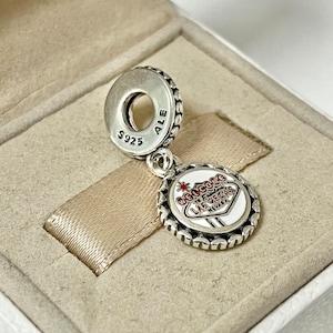 Puede incluir: Encanto de plata con un letrero de Las Vegas de esmalte rojo y blanco que dice "Welcome to Fabulous Las Vegas Nevada". La parte posterior del encanto tiene la inscripci&oacute;n "S925 ALE".