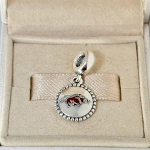Pingente exclusivo Pandora Arkansas Razorbacks em prata S925 com esmalte misto, para pulseira, acompanha caixa de presente.