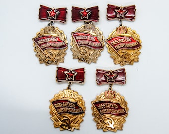 Lot De 19 Badges Et Pins Collectors Des Jeux Olympiques De Moscou 1980, URSS, état D'occasion
