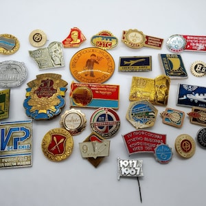 Collezione di spille vintage dell'URSS: 30 pezzi con turismo, Aeroflot e città dell'URSS