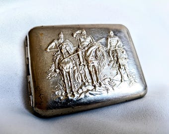 Estuche para cigarrillos soviético de metal de tres héroes, fabricado en la URSS en la década de 1960.