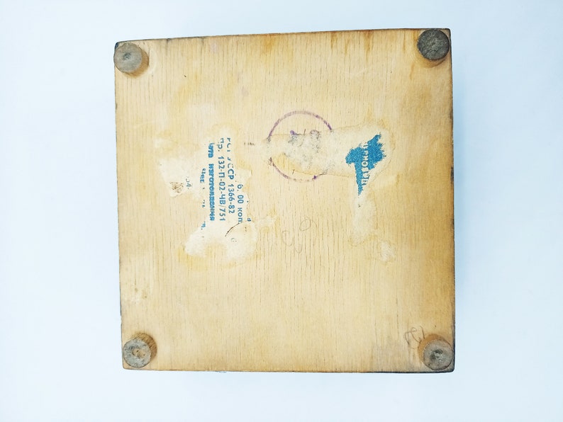 Puede incluir: Una caja de madera con una etiqueta azul y blanca que dice "г. ссср 6.00 коп. гд. 132/1-02-4/Б/751 " y "изготовитель  имя  г.  ", una etiqueta azul y blanca que dice "типография", y una etiqueta redonda azul y blanca con un sello.