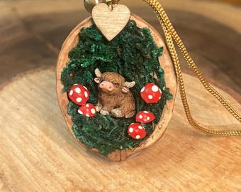Tiny highland cow in a walnut shell rustic tree decoration. Hand painted, 3d printer resin. Unique addition to your tree.