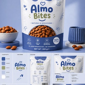 Puede incluir: Una bolsa blanca y azul de almendras "Almo Bites", con el texto "Natural & Wholesome". La bolsa presenta un logotipo en forma de corazón e iconos que indican alto contenido de proteínas, fibra e ingredientes naturales. También se ven un cuenco de almendras y una maceta de cerámica azul.