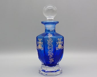 Schöne Parfümflasche auf Piedusche, aus geschnitzten Kristall, facette, bläulich, Vintage aus den 20er Jahren - 30