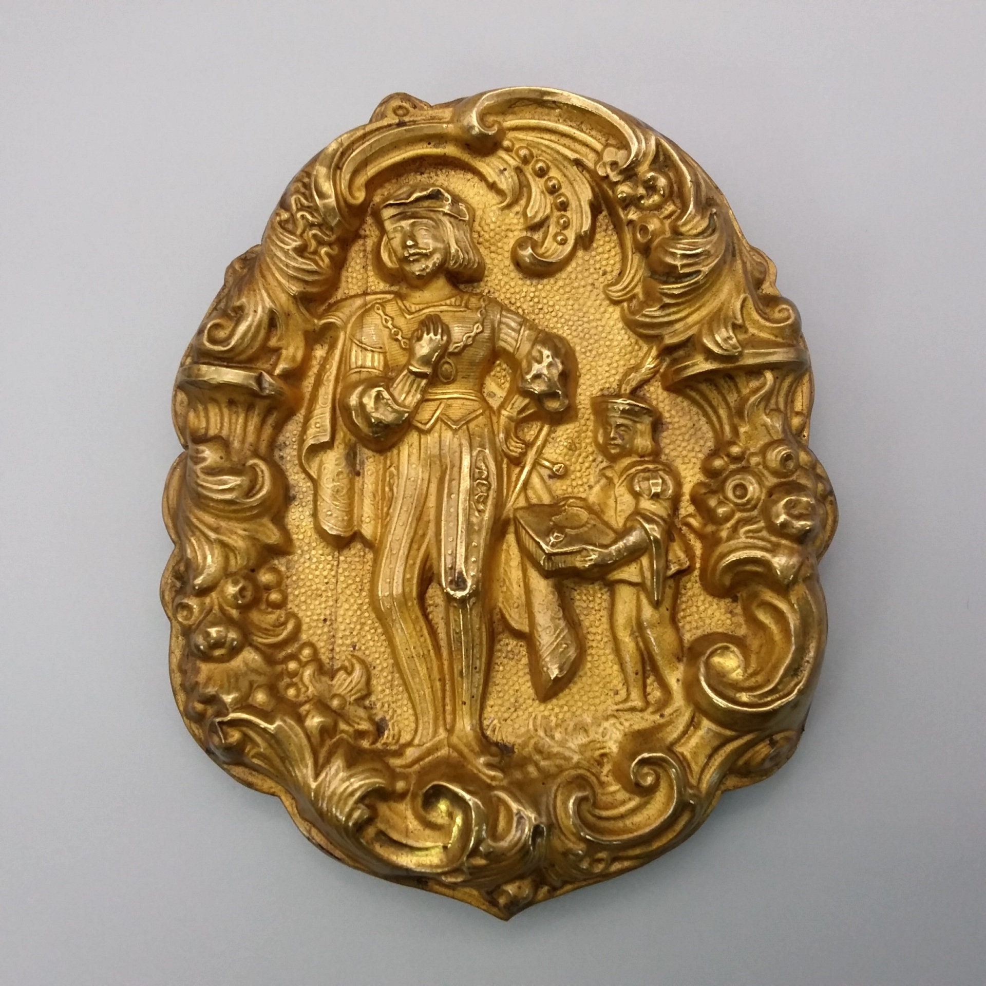 Grand Cache Clou en Laiton Doré Repoussé