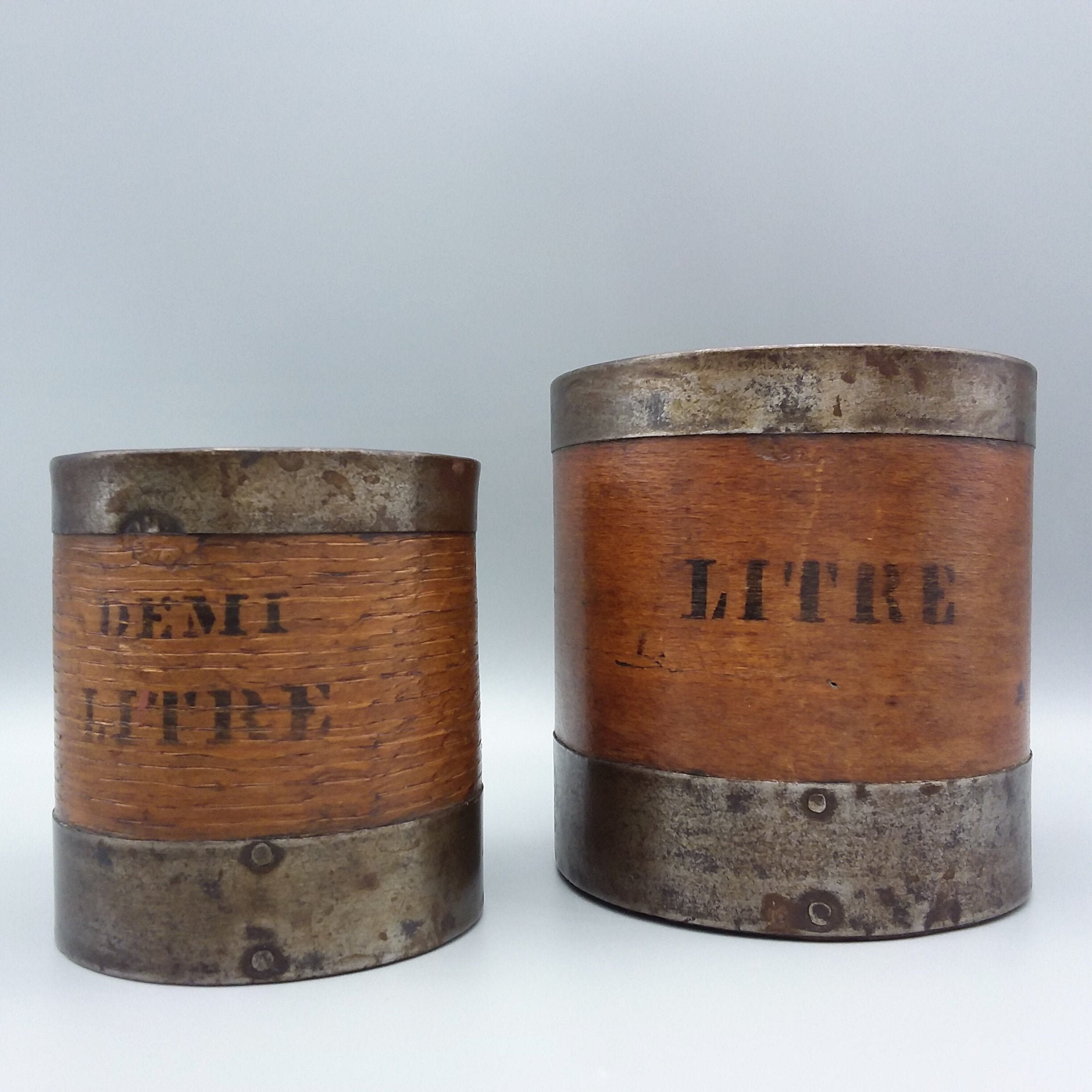 Paire de Mesures à Grains ou Farine d'art Populaire Français, en Bois et Métal, French Vintage