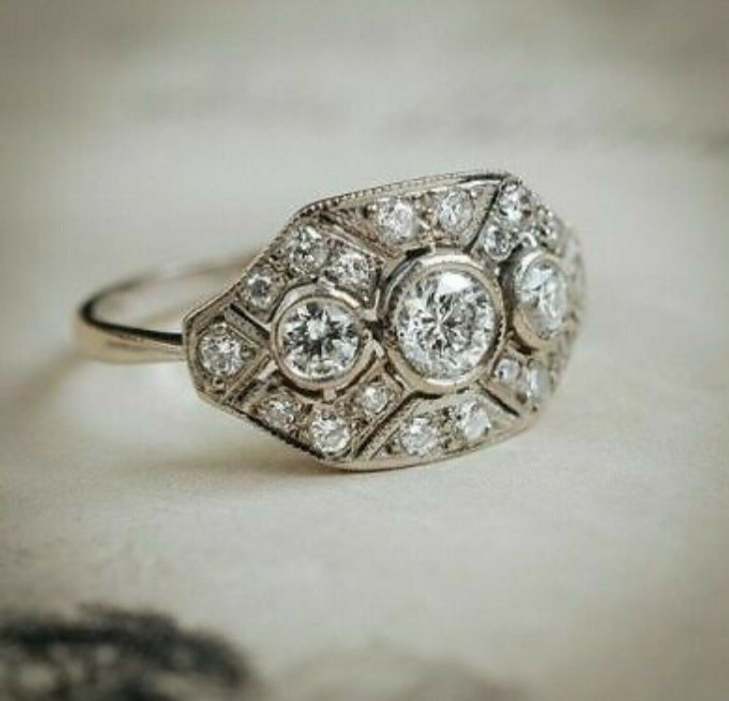 Anillo de compromiso de tres piedras vintage anillo antiguo | Etsy