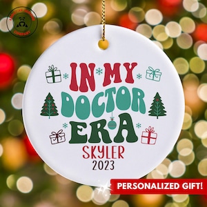 Ornamento personalizzato per dottore, regalo personalizzato per l&#39;ornamento natalizio dell&#39;era del dottore, divertente apprezzamento del medico, regali per dottori di ricerca in medicina
