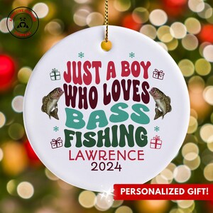 Personalisierte Barsch Angeln Ornament, nur ein Junge, der Barsch Angeln Ornament liebt, individuelles Geschenk für Angler, lustiges Barsch Fischen Liebhaber Geschenk