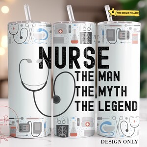 K&ouml;nnte beinhalten: Drei wei&szlig;e Becher mit einem schwarzen und grauen Design. Die Becher zeigen ein Stethoskop, medizinische Ger&auml;te und den Text "Nurse The Man The Myth The Legend".