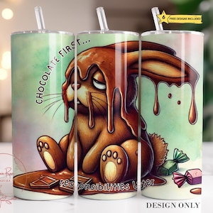 Może przedstawiać: Biały kubek z ilustracją czekoladowego królika. Królik kapie czekoladą, a na kubku widnieje napis "Chocolate First... Responsibilities Later".