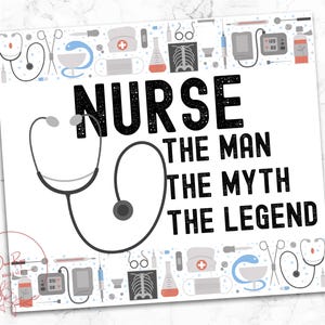 K&ouml;nnte beinhalten: Ein wei&szlig;er Hintergrund mit schwarzem Text, der "NURSE THE MAN THE MYTH THE LEGEND" lautet. Im Hintergrund befindet sich ein schwarzes Stethoskop. Der obere und untere Rand des Bildes ist mit medizinischen Symbolen in Blau, Rot und Grau umrandet.