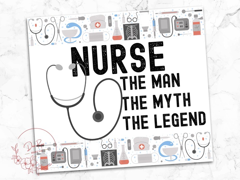 K&ouml;nnte beinhalten: Ein wei&szlig;er Hintergrund mit schwarzem Text, der "NURSE THE MAN THE MYTH THE LEGEND" lautet. Im Hintergrund befindet sich ein schwarzes Stethoskop. Der obere und untere Rand des Bildes ist mit medizinischen Symbolen in Blau, Rot und Grau umrandet.