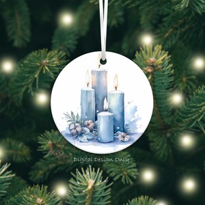 K&ouml;nnte beinhalten: Runder, wei&szlig;er Weihnachtsschmuck mit einer Aquarellillustration von vier blauen Kerzen mit brennenden Flammen. Die Kerzen sind von Baumwolle und Gr&uuml;n umgeben. Ein wei&szlig;es Band ist zum Aufh&auml;ngen befestigt. Der Text "Digital Design Only" befindet sich unten.